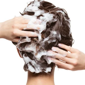 Mulher a lavar o cabelo com espuma de champô, categoria Cabelo Prom Cosmetics