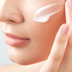 Mulher a aplicar creme no rosto, categoria Skincare Prom Cosmetics