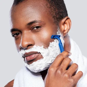 Homem a fazer a barba com espuma, categoria Grooming e Higiene Masculina Prom Cosmetics